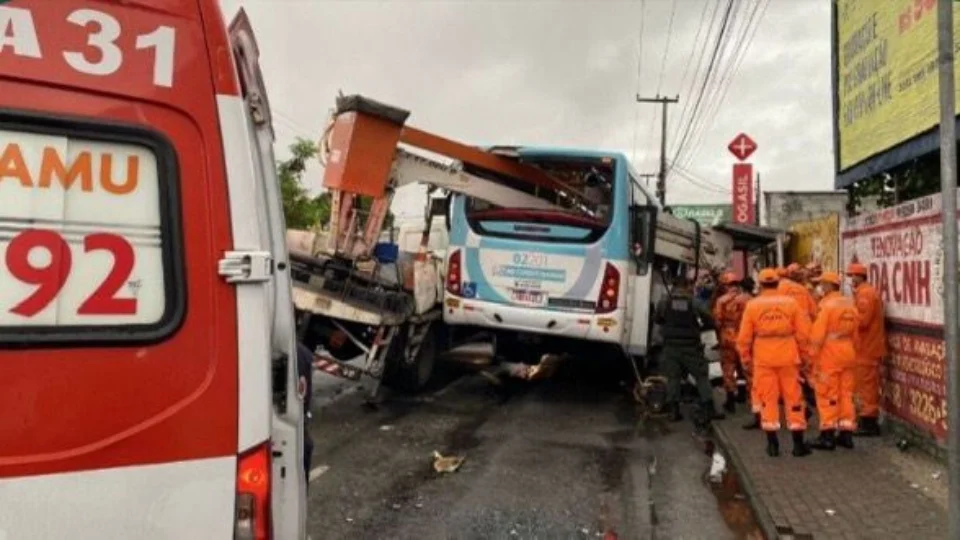 Colisão entre caminhão guincho e ônibus deixa dois mortos em Fortaleza