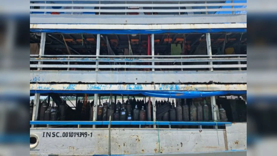 Polícia apreende embarcação e 127 cilindros de oxigênio avaliados em R$ 3 milhões