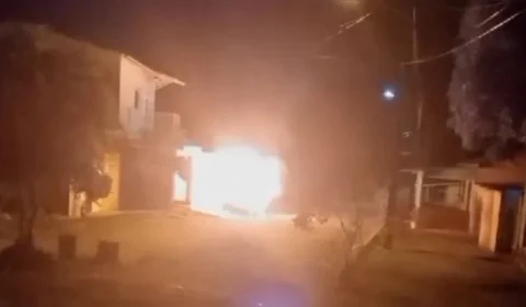 Professora suspeita de abusar de criança tem carro queimado