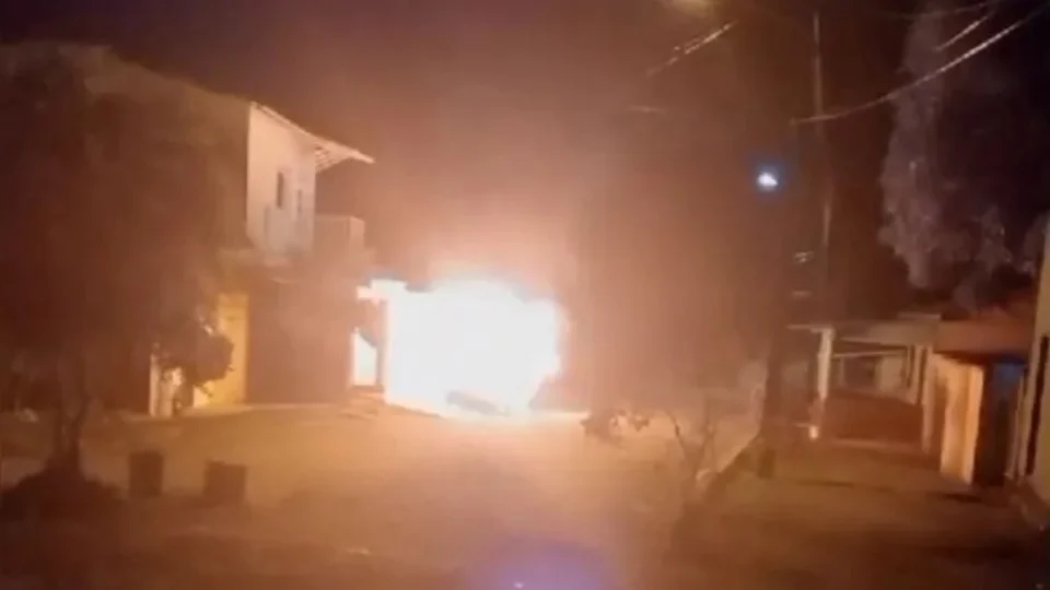 Professora suspeita de abusar de criança tem carro queimado