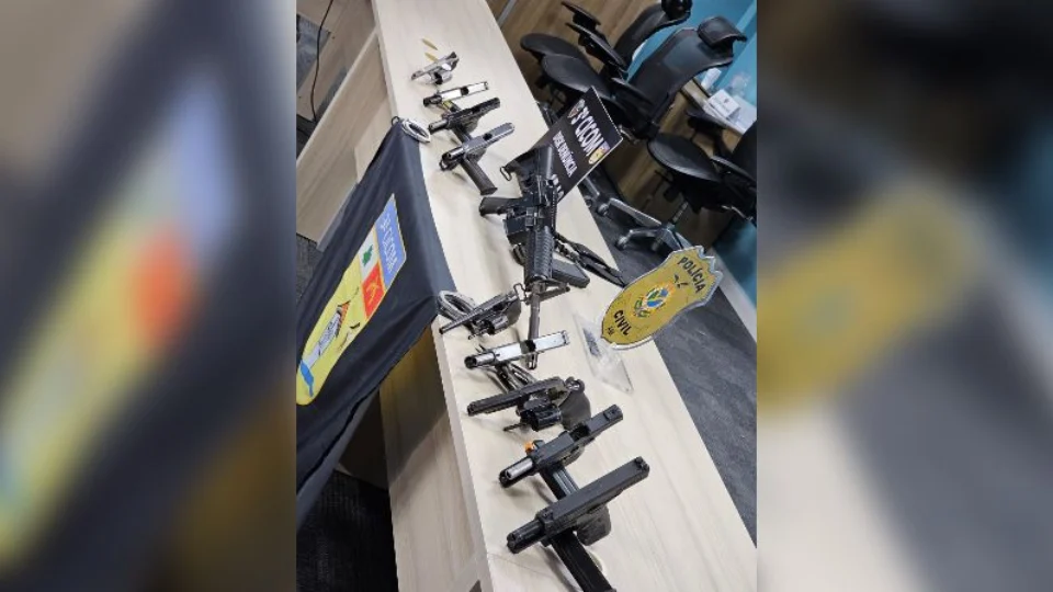 Polícia prende gestores de facção criminosa com fuzil e nove pistolas