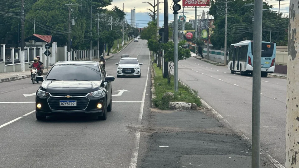 Retorno duplo causa transtorno na Av. Coronel Teixeira
