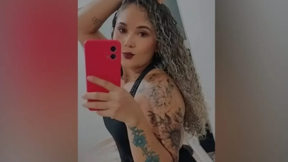 Mulher morre ao ser arremessada contra mureta de concreto após colisão