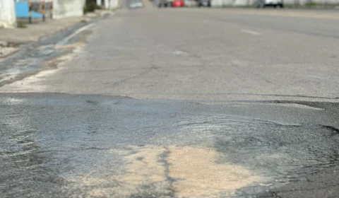 COMUNIDADE |  VAZAMENTO DE ÁGUA ABRE BURACO NA AV. PROFESSOR NILTON LINS E PREJUDICA CENTENAS DE MORADORES