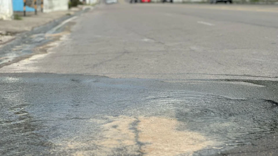 COMUNIDADE |  VAZAMENTO DE ÁGUA ABRE BURACO NA AV. PROFESSOR NILTON LINS E PREJUDICA CENTENAS DE MORADORES