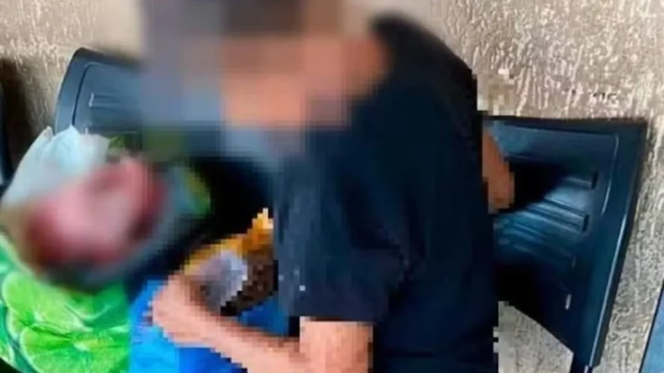 Idosa é presa após ser vista com cabeça de cachorro dentro de sacola plástica