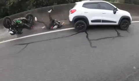 VÍDEO: motorista embriagado atinge motociclista e capota o carro em São Paulo