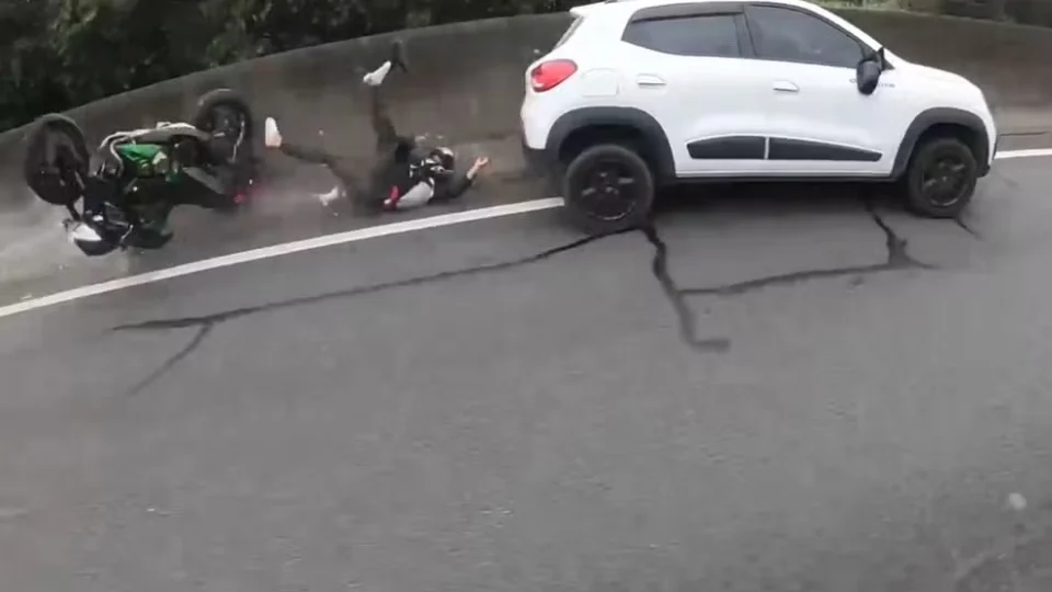 VÍDEO: motorista embriagado atinge motociclista e capota o carro em São Paulo