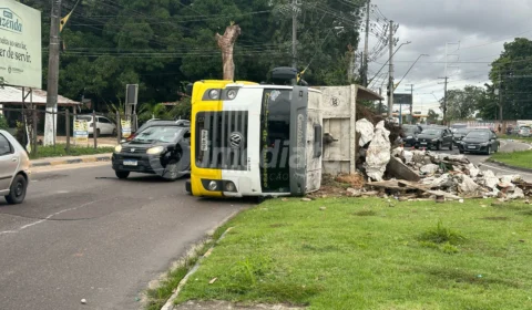 Caçamba com entulho tomba na Avenida Torquato Tapajós