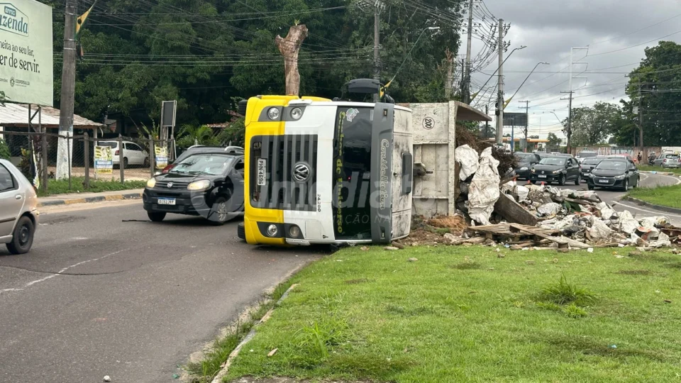 Caçamba com entulho tomba na Avenida Torquato Tapajós