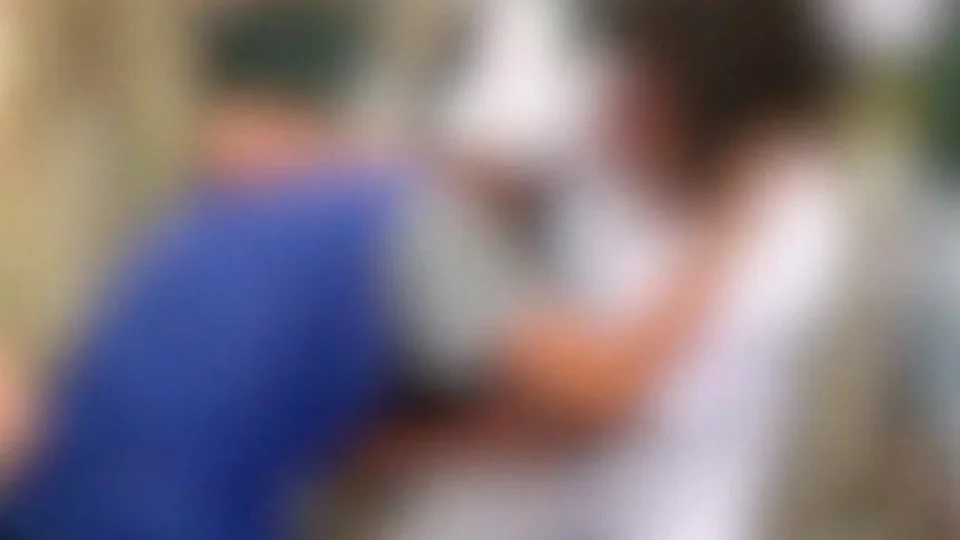 Adolescente é agredida na porta da escola por causa de pulseira de R$ 4