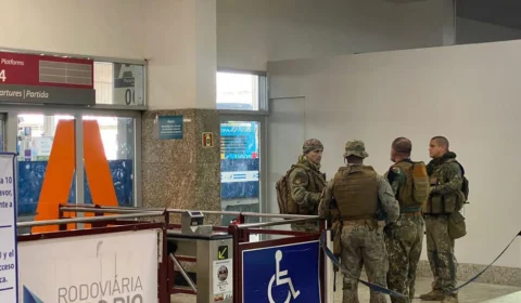 18 pessoas são feitas reféns dentro de ônibus em rodoviária no RJ