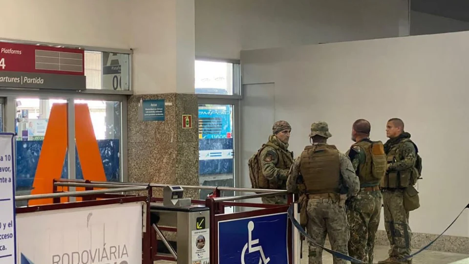 18 pessoas são feitas reféns dentro de ônibus em rodoviária no RJ