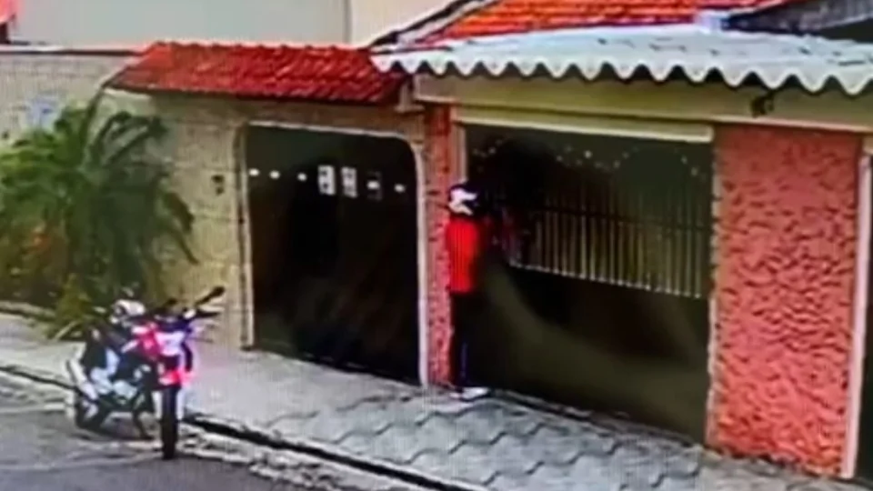 VÍDEO: Ladrão invade residência e furta diversos itens no conjunto Colina do Aleixo