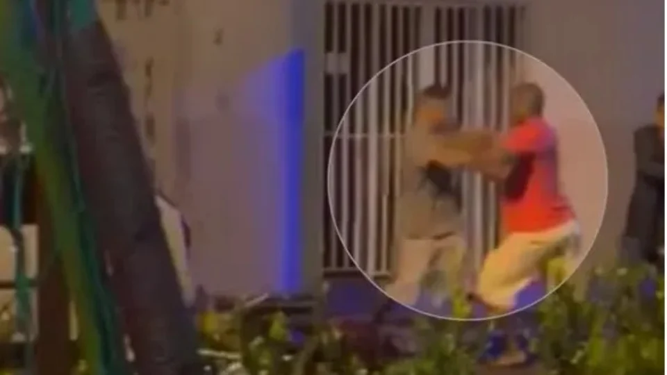 VEJA VÍDEO: policial de folga mata entregador após confusão por causa de moto