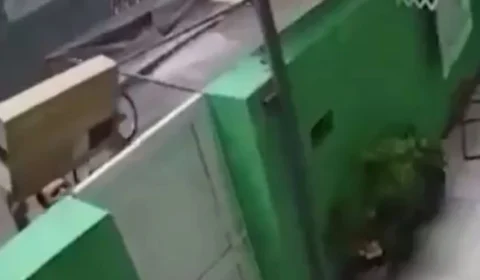 Entregador arremessa caixa com TV por cima de portão de casa e danifica aparelho; Veja vídeo