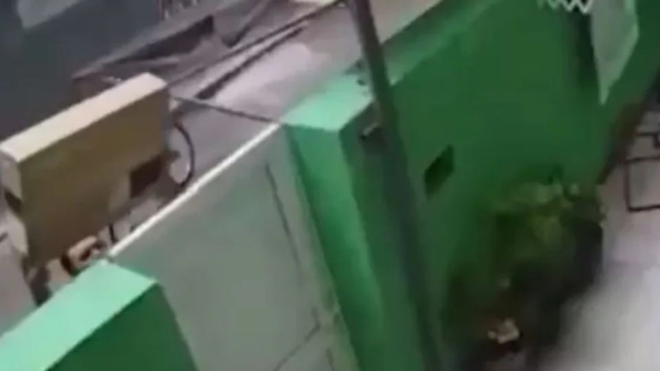 Entregador arremessa caixa com TV por cima de portão de casa e danifica aparelho; Veja vídeo