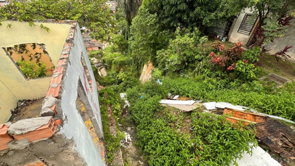 Moradores do Alfredo Nascimento alertam para cratera que ameaça residências