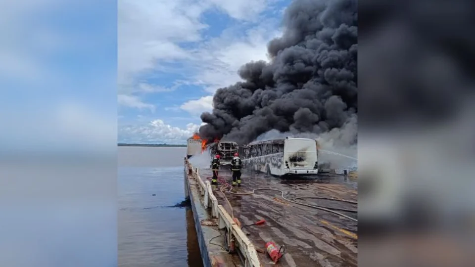 Incêndio em frota de veículos dentro de porto privativo é controlado pelo Corpo de Bombeiros