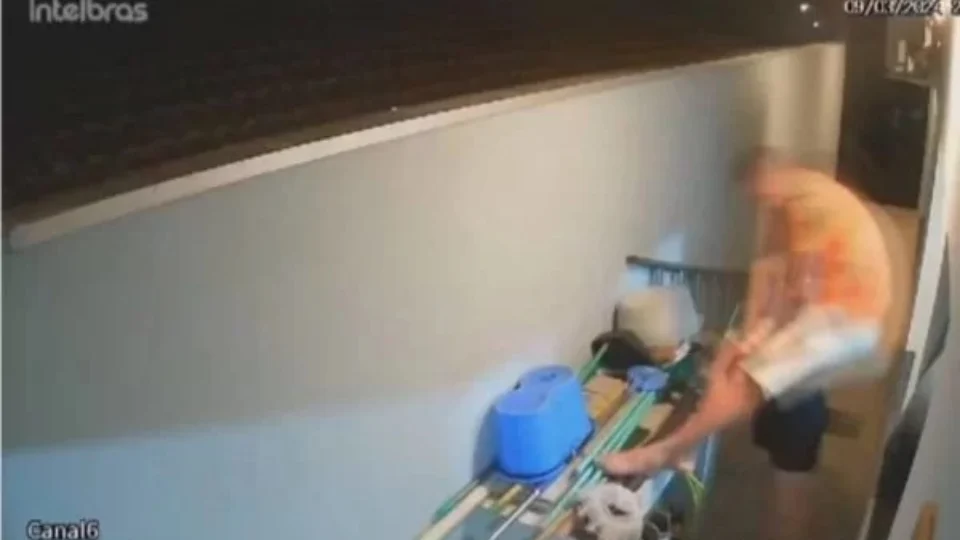 VÍDEO: Homem leva tiro no rosto e morre após subir em muro para ver confusão no vizinho