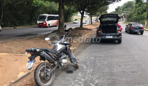 Colisão entre moto e carro na Avenida do Turismo deixa vítimas gravemente feridas