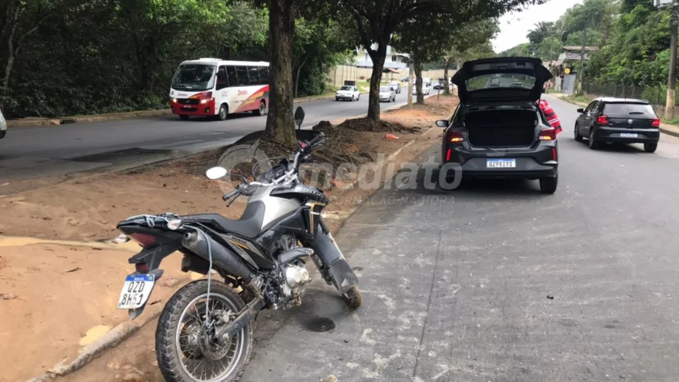 Colisão entre moto e carro na Avenida do Turismo deixa vítimas gravemente feridas