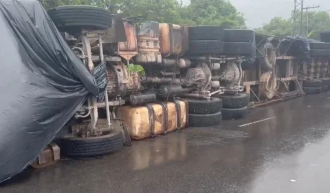 VÍDEO: Carreta tomba na rotatória da Samsung no sentido Bairro-Centro