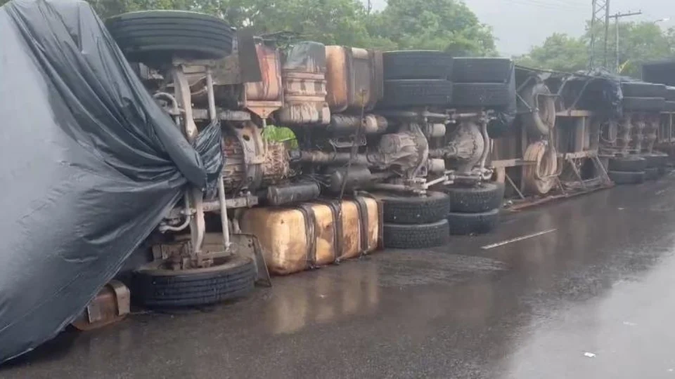 VÍDEO: Carreta tomba na rotatória da Samsung no sentido Bairro-Centro