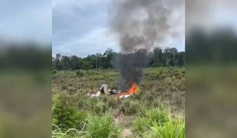 VÍDEO: Avião de pequeno porte cai próximo a pista de pouso no interior do Acre