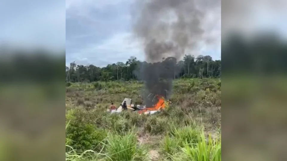 VÍDEO: Avião de pequeno porte cai próximo a pista de pouso no interior do Acre