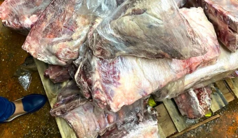 Visa Manaus apreende 1,6 tonelada de carne bovina em condições irregulares em supermercado