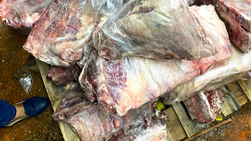 Visa Manaus apreende 1,6 tonelada de carne bovina em condições irregulares em supermercado