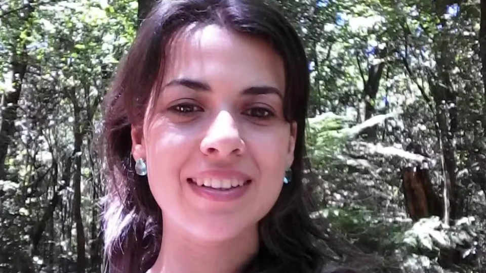 Homem mata ex-companheira e ex-sogro a facadas na frente dos filhos de 3 e 11 anos