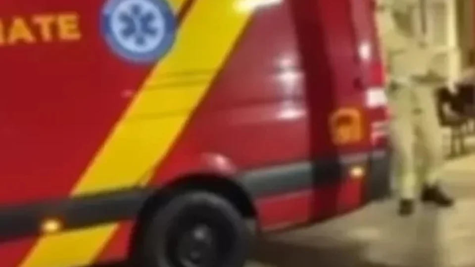 Homem fica com vassoura pressa no ânus após acidente em banheiro no Paraná