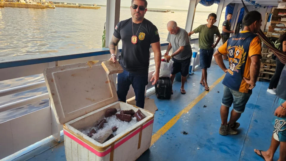 Dupla é presa em Manaus transportando drogas em caixa de isopor com açaí