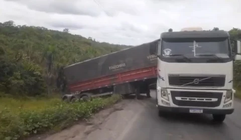 VÍDEO: Carreta tomba na ladeira da Maria Ceará, BR-174