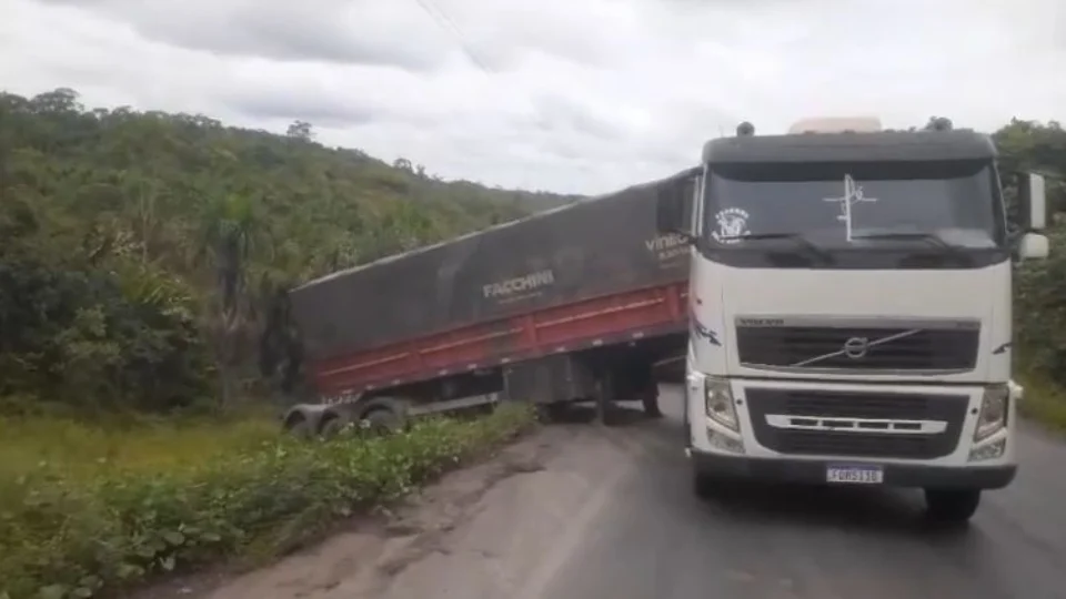 VÍDEO: Carreta tomba na ladeira da Maria Ceará, BR-174