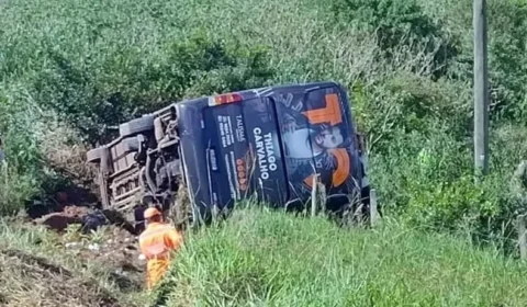 Ônibus de cantor sertanejo tomba e deixa vítimas gravemente feridas