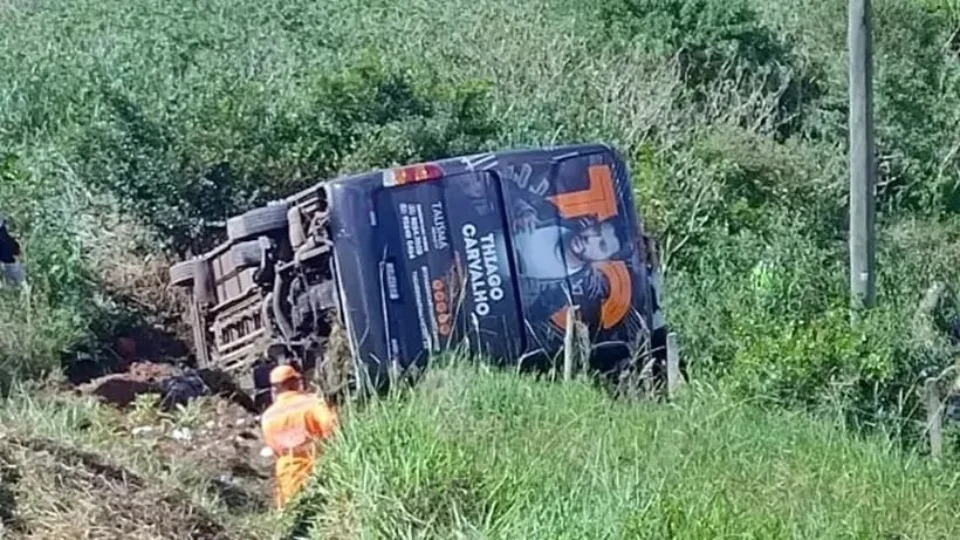 Ônibus de cantor sertanejo tomba e deixa vítimas gravemente feridas