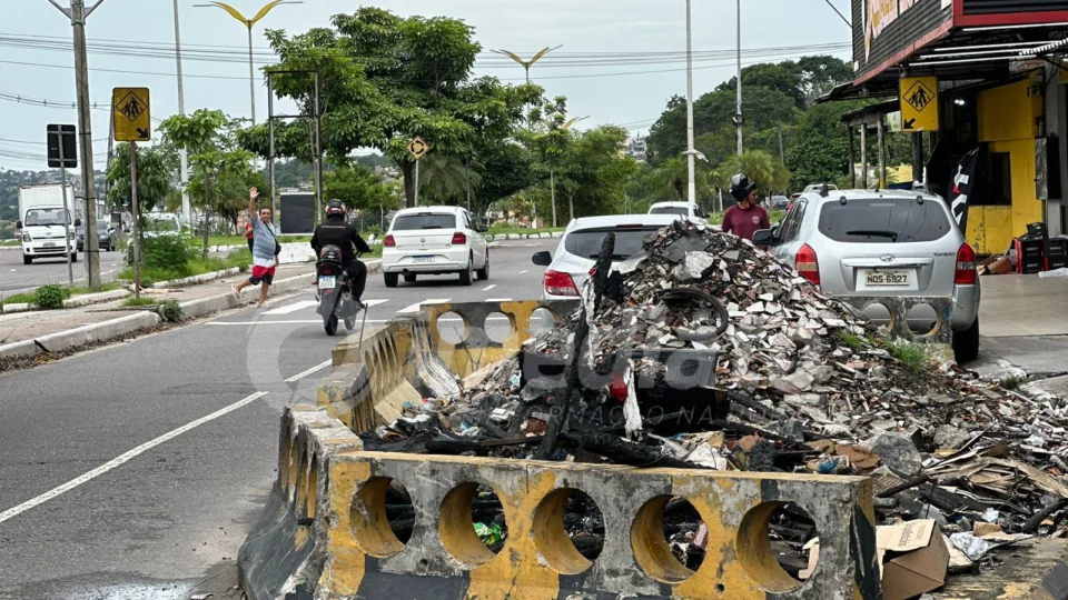 Interdição por conta de entulho causa transtornos na Avenida Margarida, zona norte de Manaus
