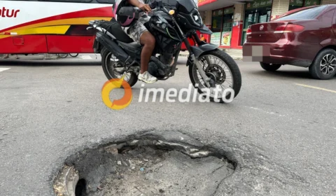 Buracos na rua Argentina, no Flores, prejudicam tráfego de veículos