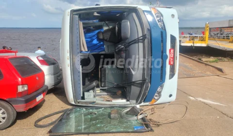 Ônibus tomba no porto da Ceasa depois de motorista perder controle do veículo