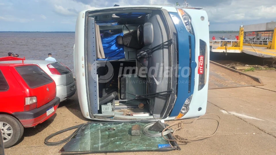 Ônibus tomba no porto da Ceasa depois de motorista perder controle do veículo