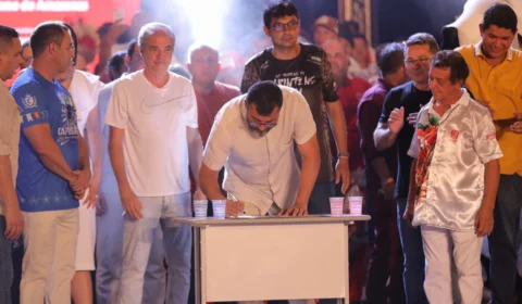 Governo anuncia doação de meio milhão de copos de água para as torcidas, Em Parintins