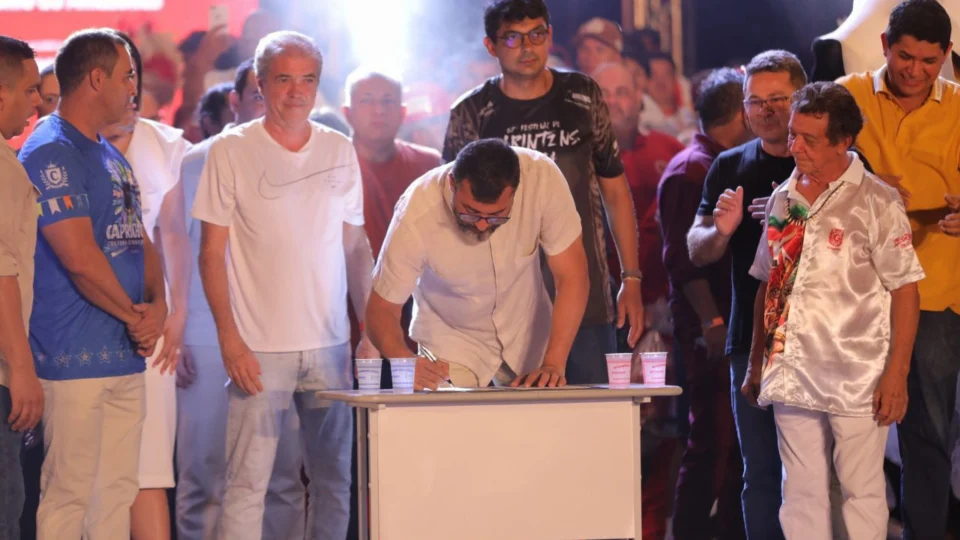 Governo anuncia doação de meio milhão de copos de água para as torcidas, Em Parintins