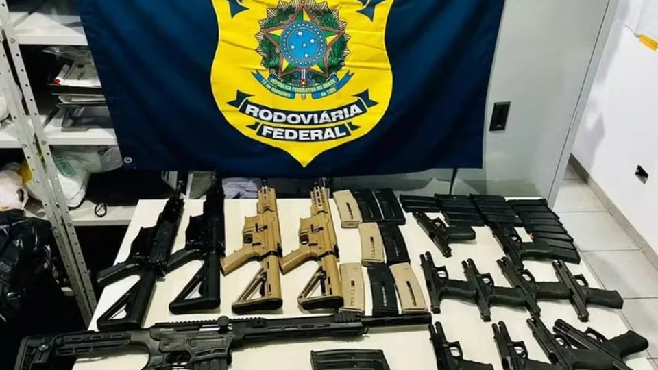 Mulher é presa tentando levar pistolas, fuzis, espingarda e carregadores para o RJ