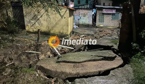 Tubulação quebrada de esgoto causa risco de desabamento no bairro Praça 14