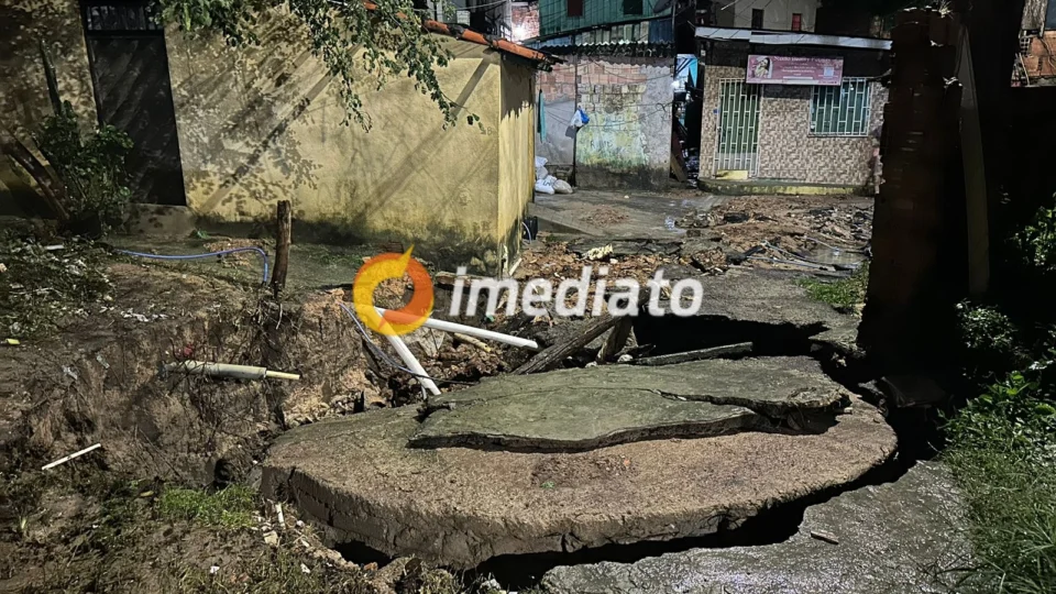 Tubulação quebrada de esgoto causa risco de desabamento no bairro Praça 14