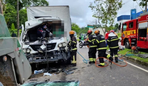 Duas pessoas ficam presas em ferragens de caminhão após colisão entre o veículo e uma caçamba