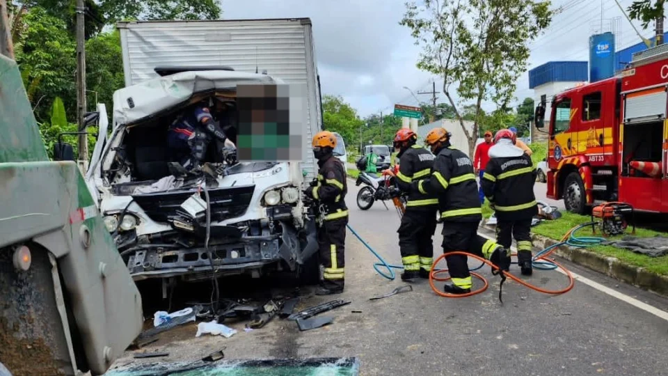 Duas pessoas ficam presas em ferragens de caminhão após colisão entre o veículo e uma caçamba